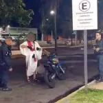 Fantasiado de “Jesus Cristo” motociclista é abordado a caminho de bar em cidade de MS