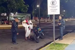 Leia mais sobre o artigo Fantasiado de “Jesus Cristo” motociclista é abordado a caminho de bar em cidade de MS