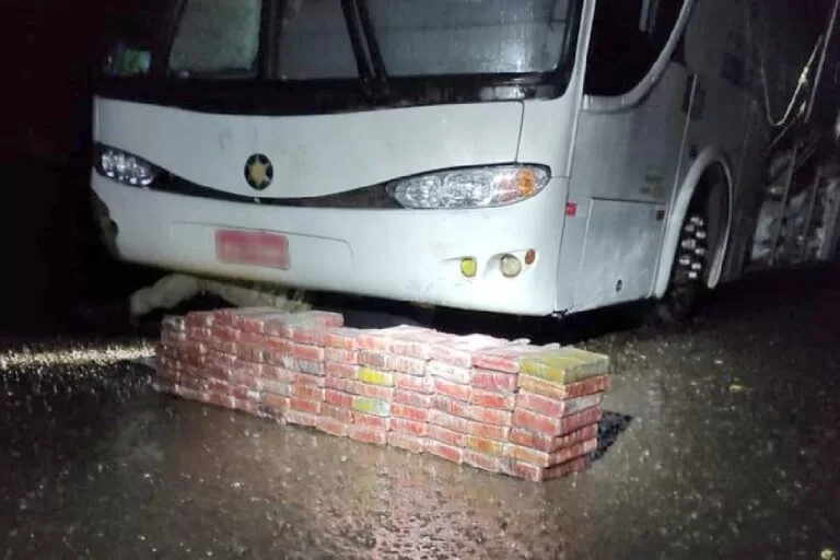 PRF apreende 91 Kg de cocaína em ônibus com estrangeiros irregulares em MS