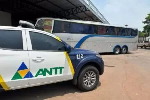 Leia mais sobre o artigo ANTT intercepta ônibus clandestino com 44 bolivianos na BR-060