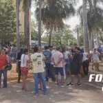 Profissionais da educação de Corumbá fazem paralisação e protesto em frente a prefeitura