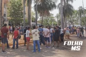 Leia mais sobre o artigo Profissionais da educação de Corumbá fazem paralisação e protesto em frente a prefeitura