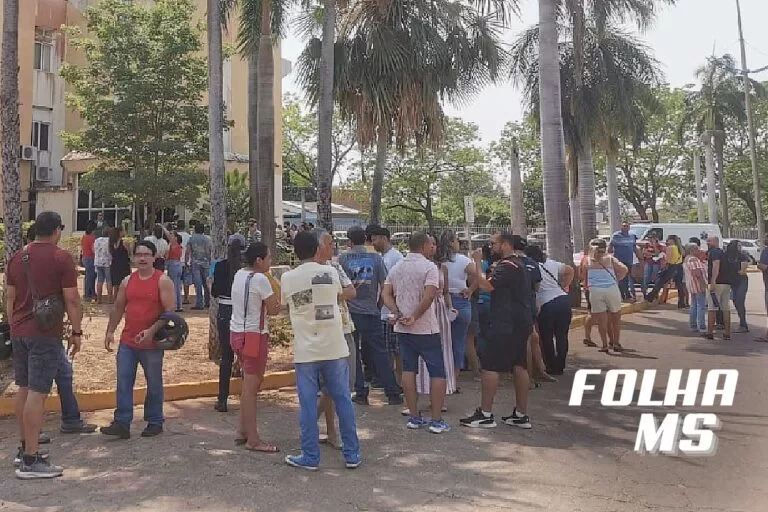 Profissionais da educação de Corumbá fazem paralisação e protesto em frente a prefeitura