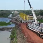 Obras com pontes de concreto avançam para tirar Porto Esperança do isolamento