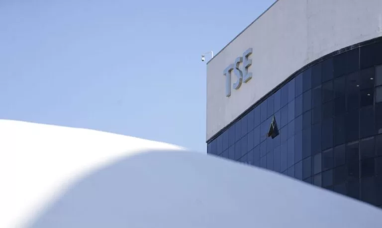 TSE inicia julgamento de três ações contra Bolsonaro