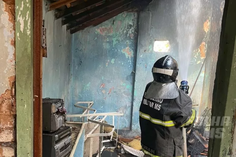 Incêndio destrói casa no centro de Corumbá