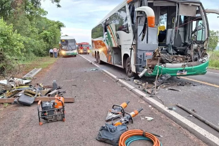 Acidente com ônibus que levava pacientes de Corumbá deixa três feridos na BR-262