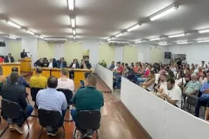 Leia mais sobre o artigo Audiência Pública: Sob vaias população questiona alto valor da taxa do lixo em Corumbá