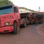 Carreta com carvão tomba no portal de entrada de Corumbá