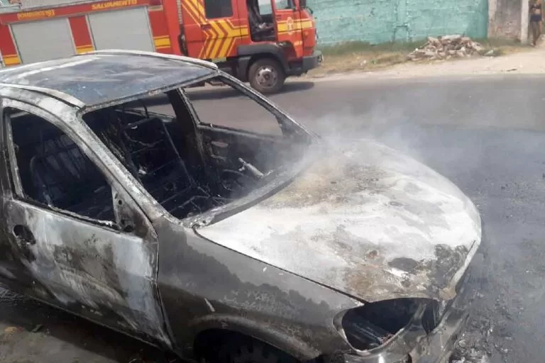 Carro pega fogo após pane elétrica no bairro Aeroporto em Corumbá