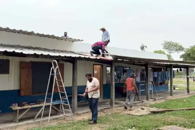 Voluntários ajudam a recuperar escola atingida por temporal no Pantanal de Corumbá