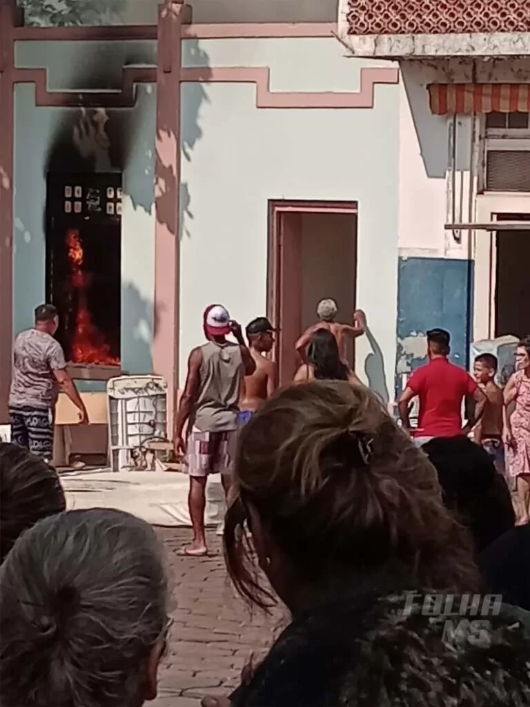 incendio1 Incêndio destrói casa no centro de Corumbá