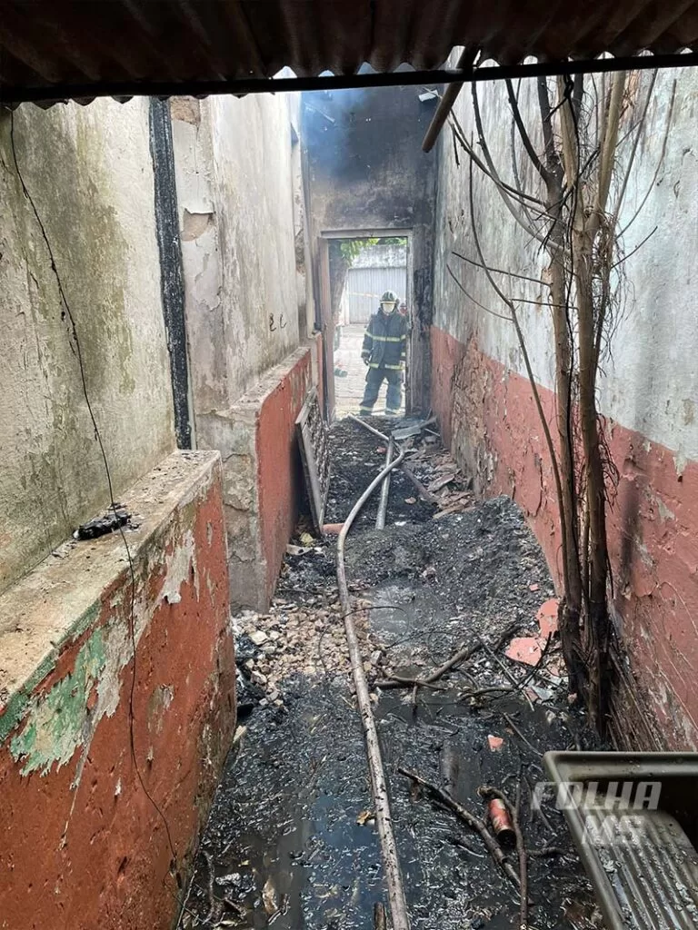 incendio4 Incêndio destrói casa no centro de Corumbá