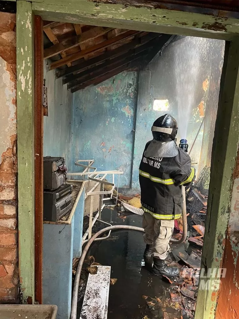 incendio5 Incêndio destrói casa no centro de Corumbá