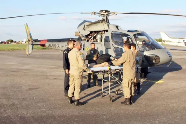 Marinha do Brasil resgata jovem com crise renal no Pantanal