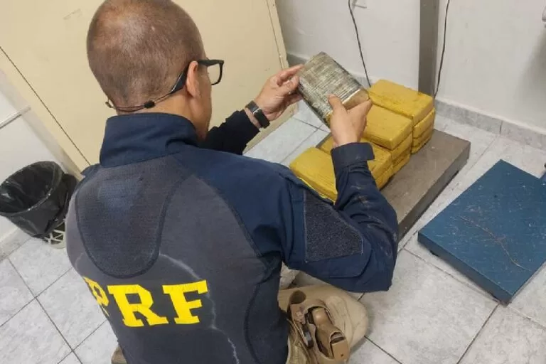 PRF apreende cocaína e prata