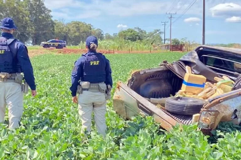 Traficantes fogem de abordagem da PRF e capotam carro carregado de maconha