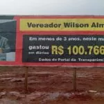 Vereador “torra” mais de R$ 100 mil em diárias e tem gastos expostos em outdoor