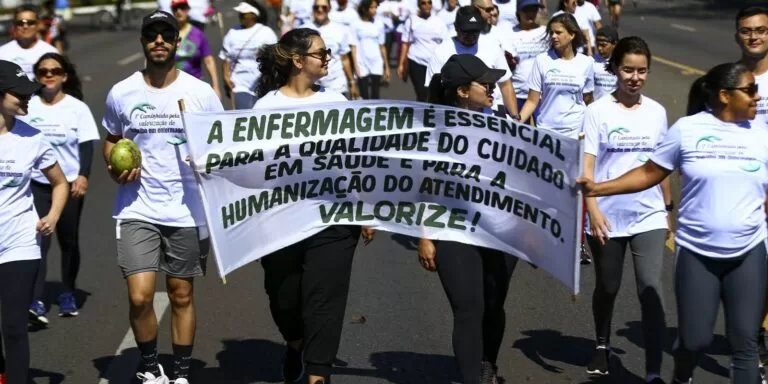 STF deve finalizar julgamento de recursos sobre piso da enfermagem