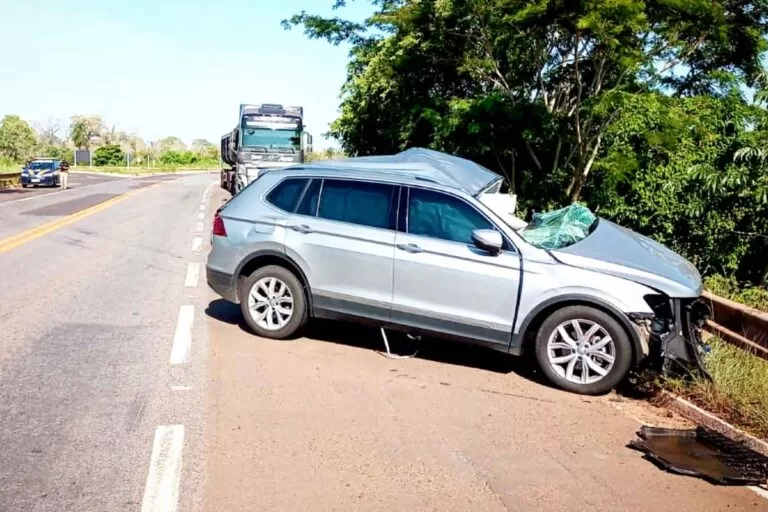 Acidente com carro de passeio deixa dois mortos e duas crianças feridas na BR-262