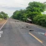 Motorista morre em colisão frontal entre carro e carreta na BR-262