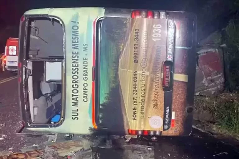 Colisão com morte no PR fere passageiros de ônibus de MS