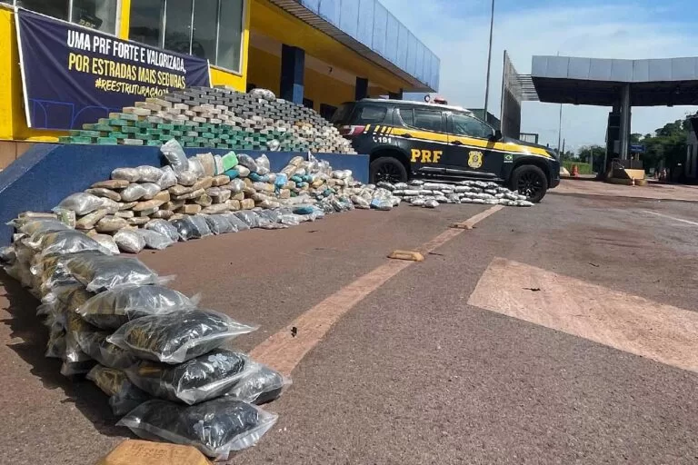 PRF apreende mais de 450 quilos de drogas em ônibus na BR-262