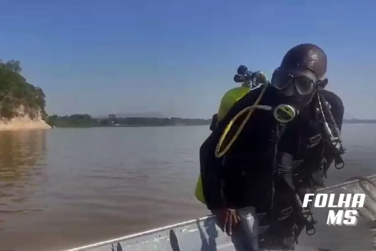 Bombeiros procuram homem que caiu de embarcação em Corumbá