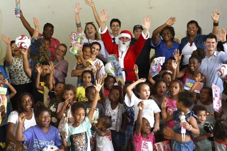 Crianças da Furnas do Dionísio recebem brinquedos da campanha ‘Caixa Encantada’