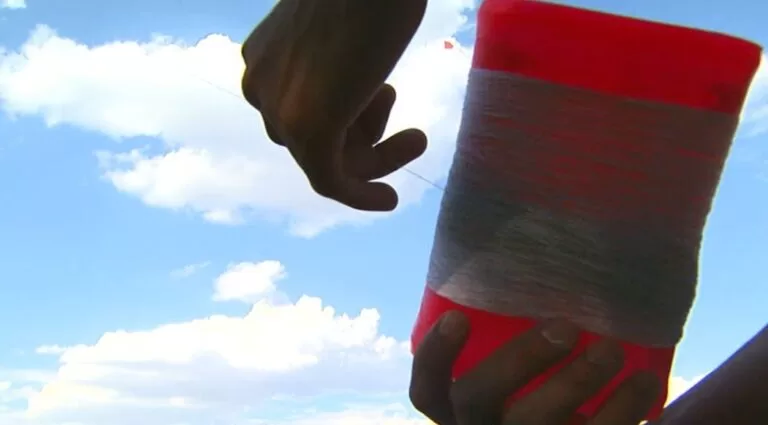 Motociclista tem pescoço cortado por linha com cerol em Corumbá