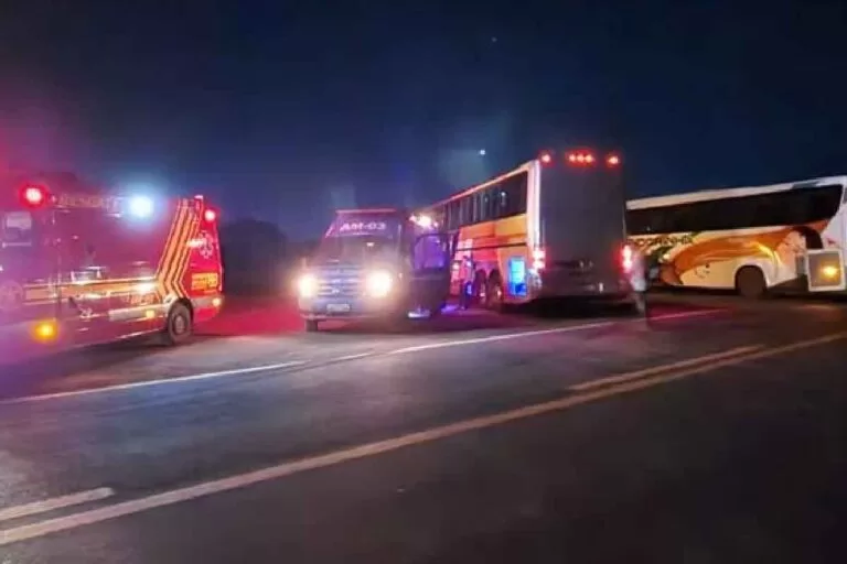 Colisão entre ônibus deixa quatro feridos próximo à ponte sobre o Rio Paraguai