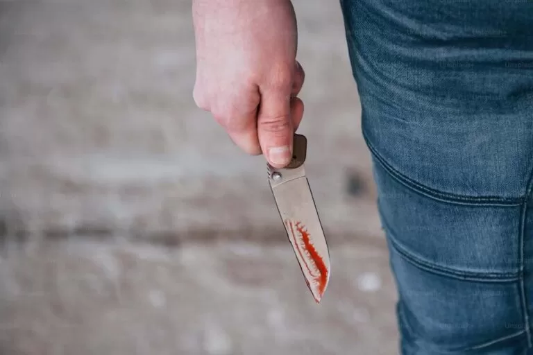 Professora é esfaqueado pelo próprio pai