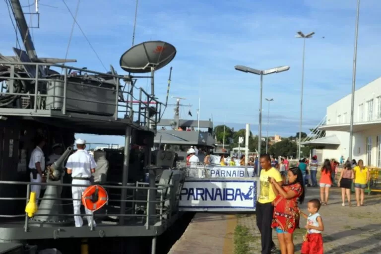 Marinha do Brasil oferece serviços gratuitos e visitação a navio histórico em Corumbá