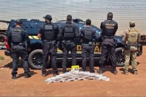 Leia mais sobre o artigo Caminhoneiro é preso pela PF com R$ 21 mil reais e 31 quilos de cocaína em Corumbá