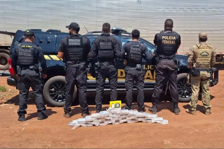 Caminhoneiro é preso pela PF com R$ 21 mil reais e 31 quilos de cocaína em Corumbá