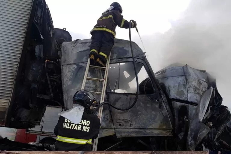 Acidente mata motorista de van esmagada entre carretas na MS-306