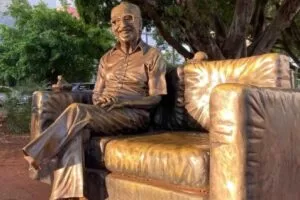 Leia mais sobre o artigo Após 2 anos vandalizada, estátua de Manoel de Barros será restaurada