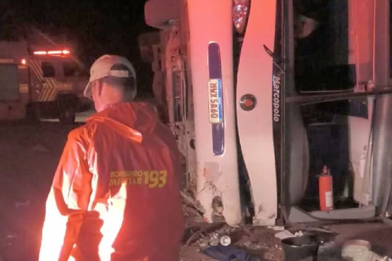 Ônibus de transporte rodoviário tomba em rotatória na BR-262