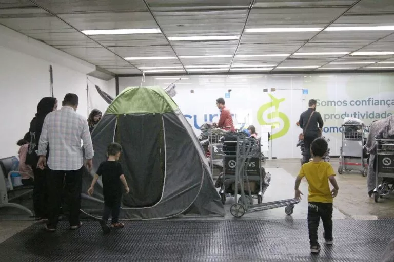 MPF pede R$ 10 milhões à União para acolhida de refugiados afegãos