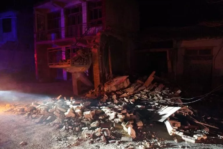 Terremoto deixa mais de 100 mortos e milhares de feridos na China