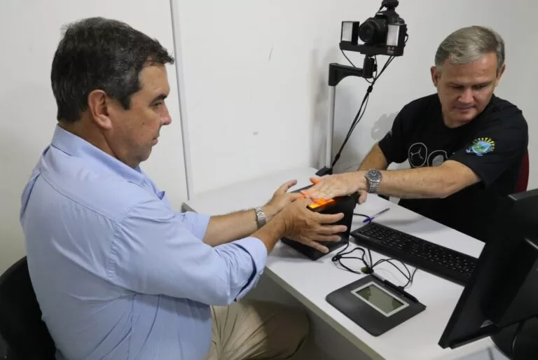 Ao fazer novo RG, Governador destaca gratuidade do serviço à população