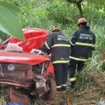 Homem morre após colidir carro em árvore na BR-262