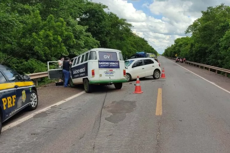 Uma pessoa morre e seis ficam gravemente feridas em colisão frontal na BR-262