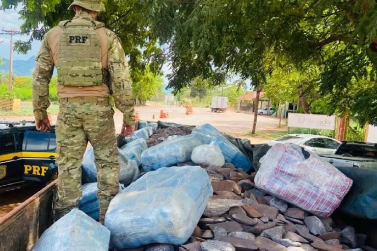 Carregamento com 625 Kg de maconha é apreendido pela PRF em meio a carga de ferro gusa