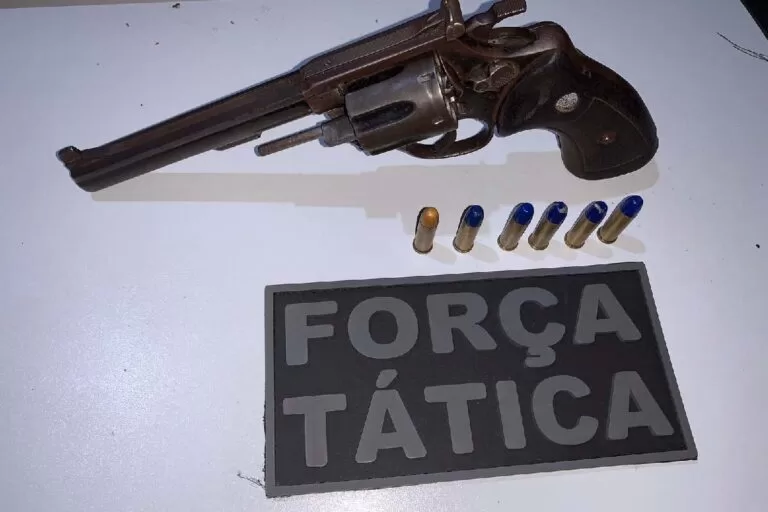 Homem é preso por porte ilegal de arma após ter casa alvejada por disparos no Cristo Redentor