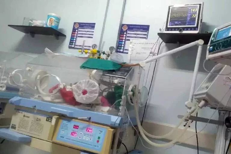 Sem UTI neonatal, bebê luta pela vida na Santa Casa de Corumbá à espera de transferência