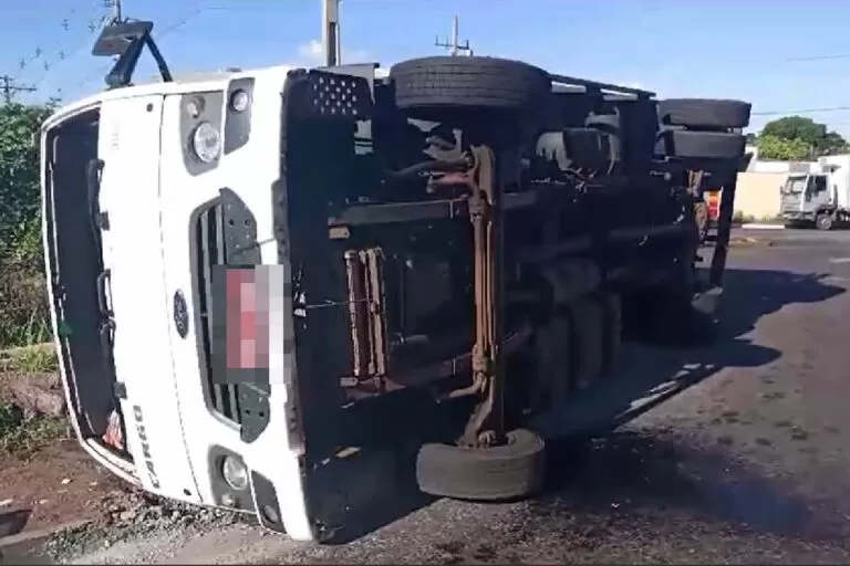 Caminhão tomba em rotatória e derruba fiação na entrada de Corumbá