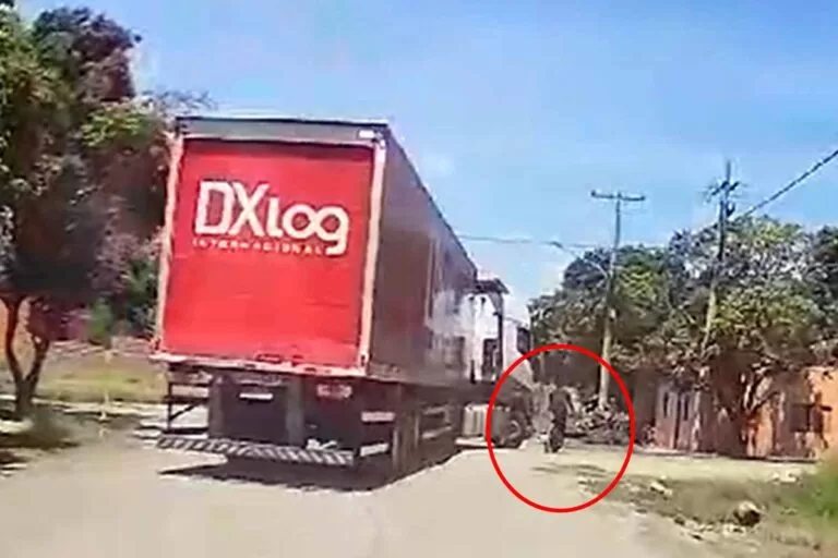 Ciclista escapa por pouco de ser esmagado por carreta em Corumbá | vídeo