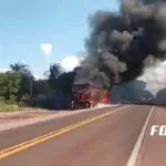 Ônibus de passageiros pega fogo e interdita BR-262 em Corumbá | vídeo