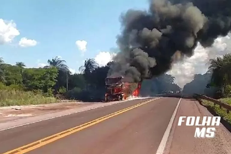 Ônibus de passageiros pega fogo e interdita BR-262 em Corumbá | vídeo